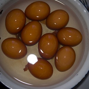 Как покрасить яйца луковой шелухой. СПРОСИ У БЫВАЛОГО